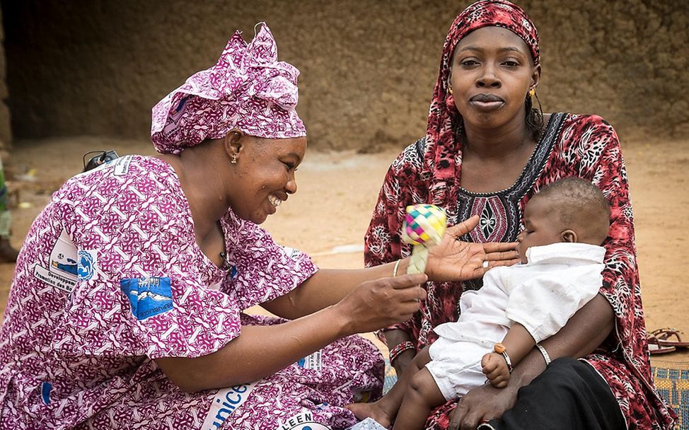 Muttertag: Auch eine von Fatoumatas Aufgaben: Mit Neugeborenen spielen