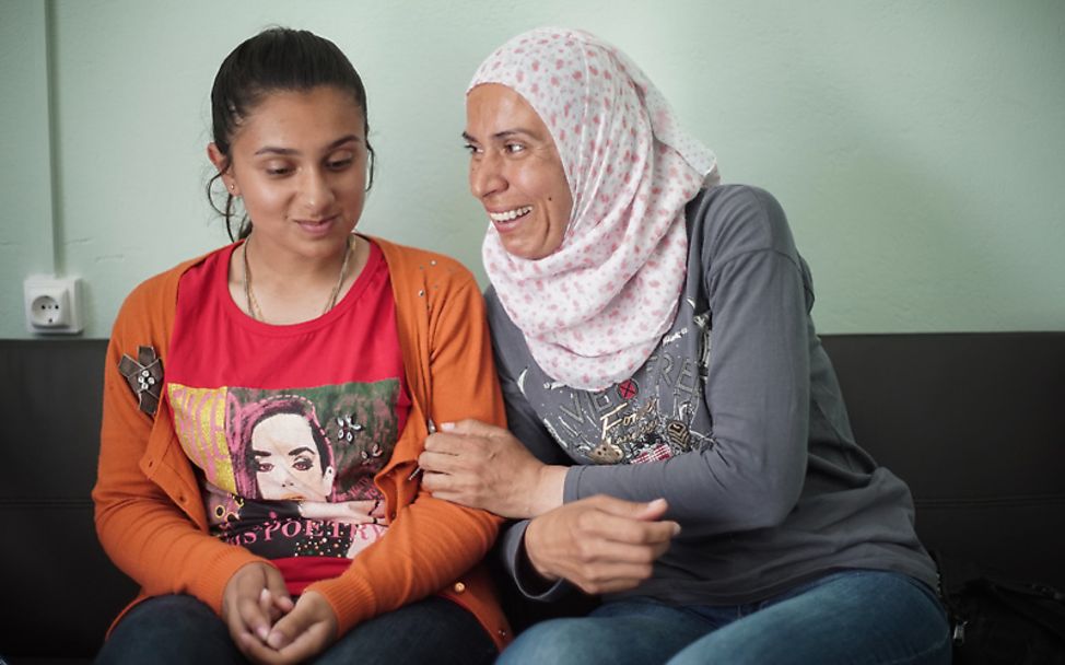 Syrische Mutter erzählt: Rasha und Tochter Mariam im Zentrum für Kinder und Familien auf Lesbos