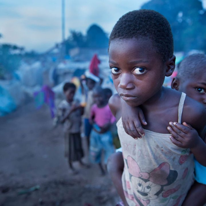 Demokratische Republik Kongo: Zwei von Hunger und Ebola bedrohte Kinder