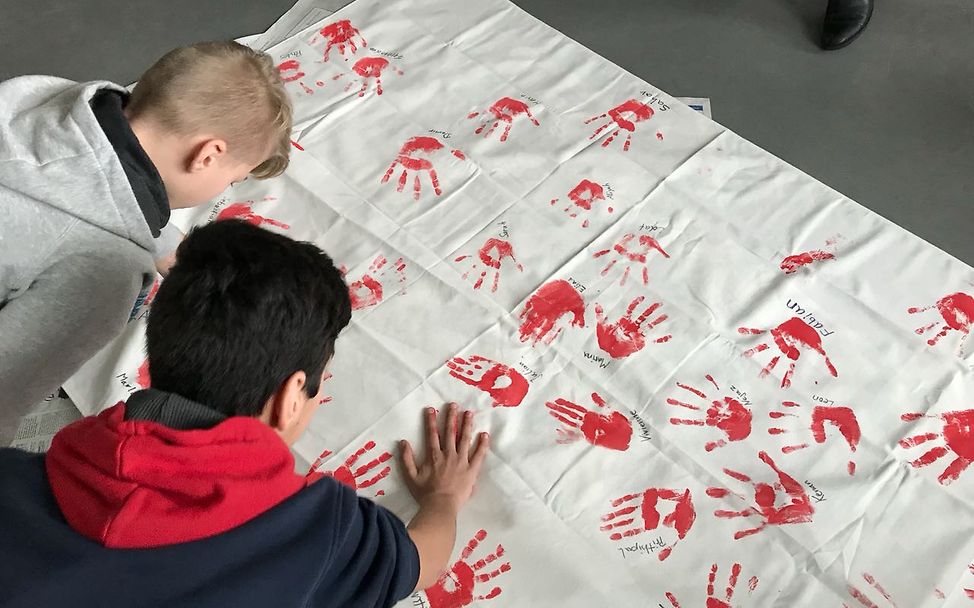 Offenburg: rote Handabdrücke © UNICEF