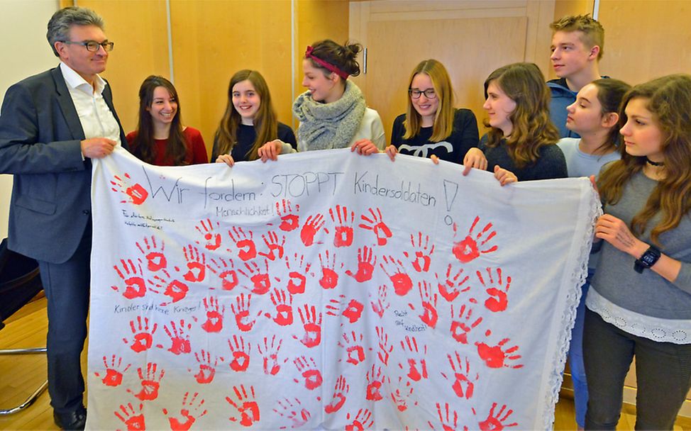 Freiburger UNICEF-Teams übergeben rote Handabdrücke an OB Dieter Salomon © Bamberger