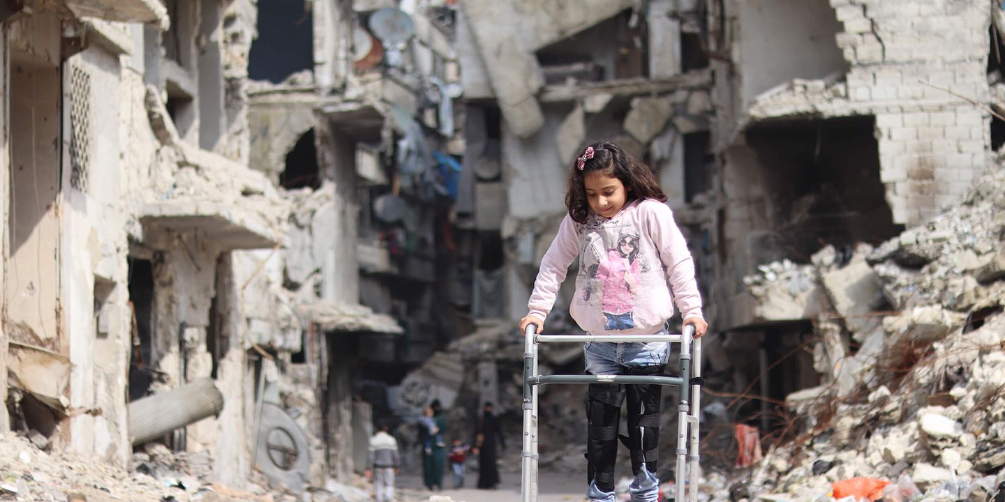 Syrien-Krieg: Mädchen Rama bewegt sich mithilfe einer Gehhilfe durch das zerstörte Aleppo