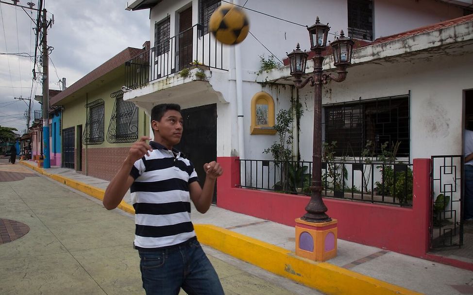 Fakten über Jungen weltweit: Marco aus El Salvador spielt Fußball.