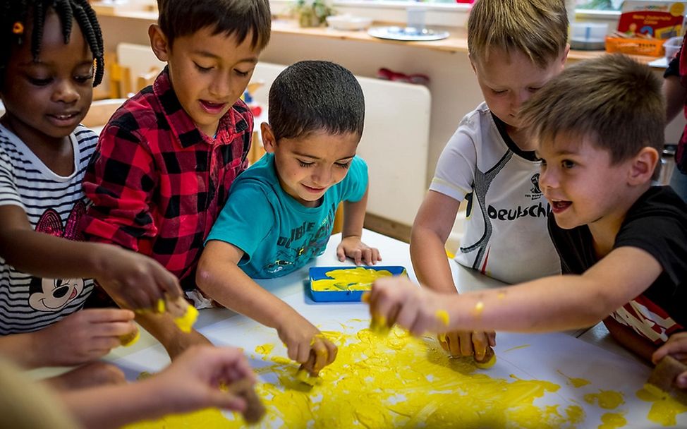 Flüchtlingskinder in Deutschland: Karam aus Syrien spielt mit seinen Freunden im Kindergarten
