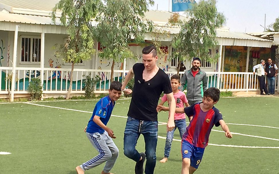 Julian Draxler in Jordanien: Julian Draxler spielt mit den Kindern Fußball.