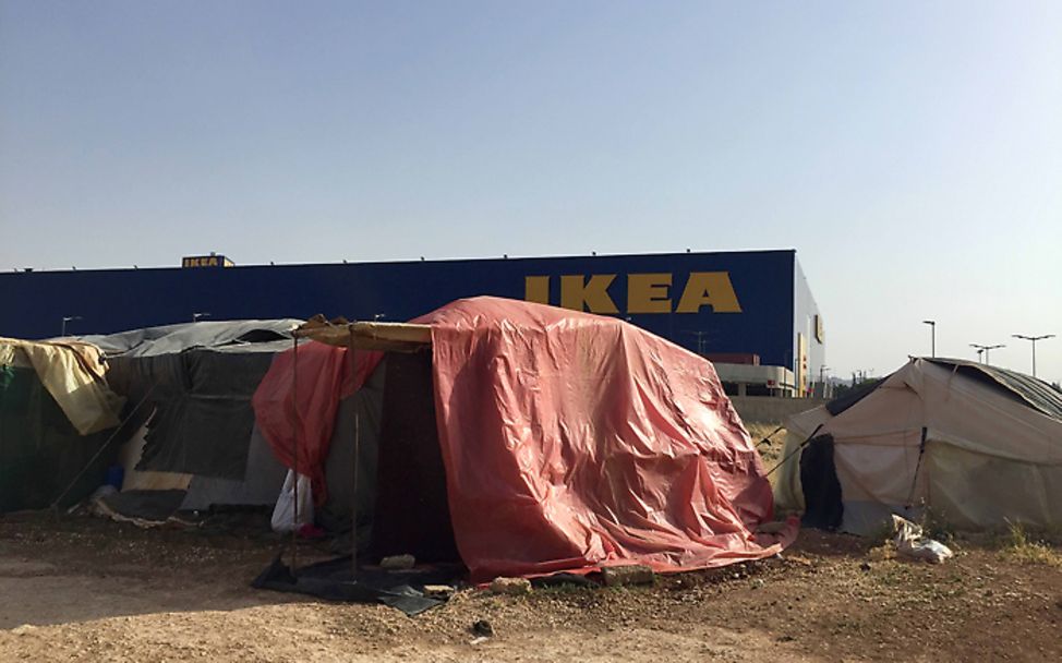 Jordanien: Vor einem großen IKEA-Markt befindet sich die Flüchtlingssiedlung.