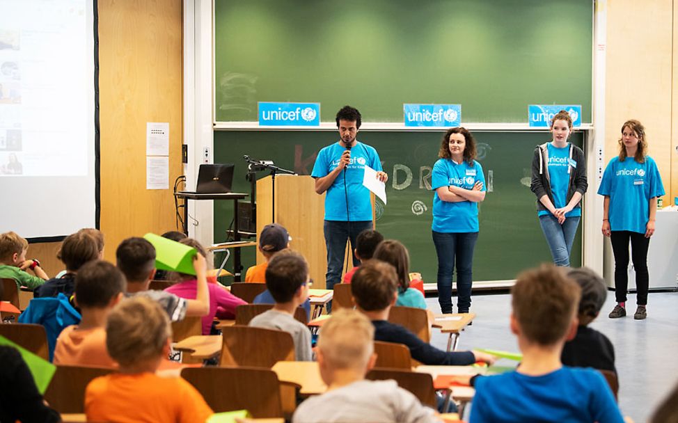 Jena: Bei der Kinderuni hält die UNICEF-Arbeitsgruppe einen Vortrag.