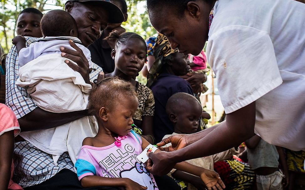 Kongo: Ein Kind wird auf Mangelernährung untersucht.