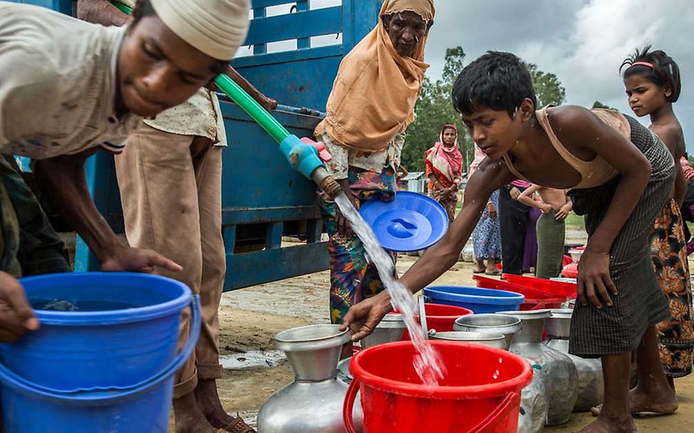 UNICEF bringt in großen Trucks sauberes Trinkwasser in die Lager. 