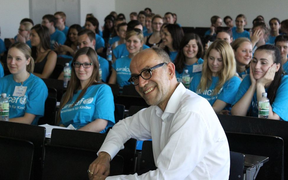 Peter-Matthias Gaede mit Studenten der UNICEF-Hochschulgruppen