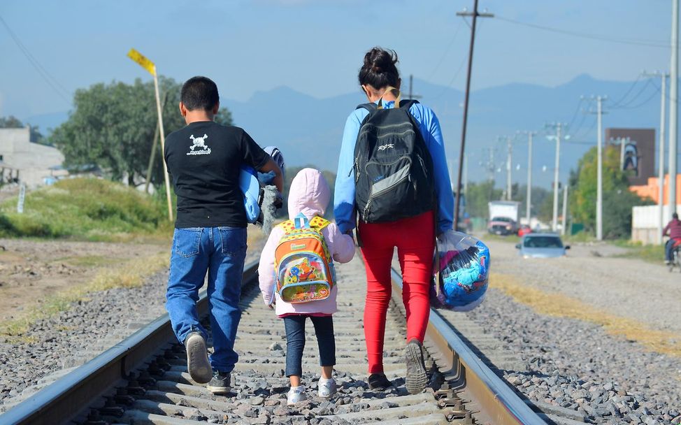Kinder aus Honduras auf dem Weg Richtung Grenze der USA