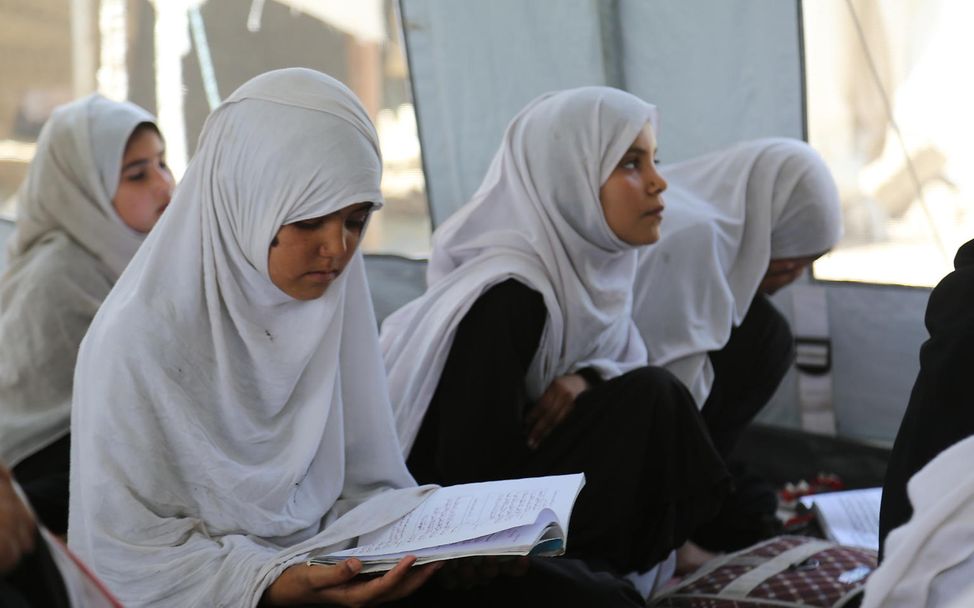 Jalalabad Stadt: Mädchen lernen in einer Zeltschule.