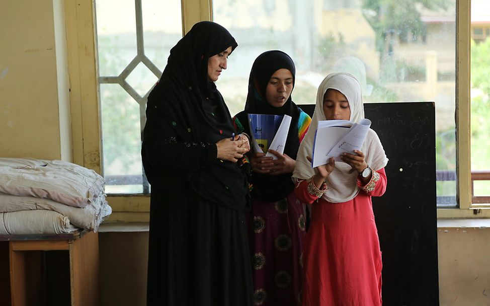 Jalalabad Stadt: Die Lehrerin Farida und zwei ihrer Schülerinnen