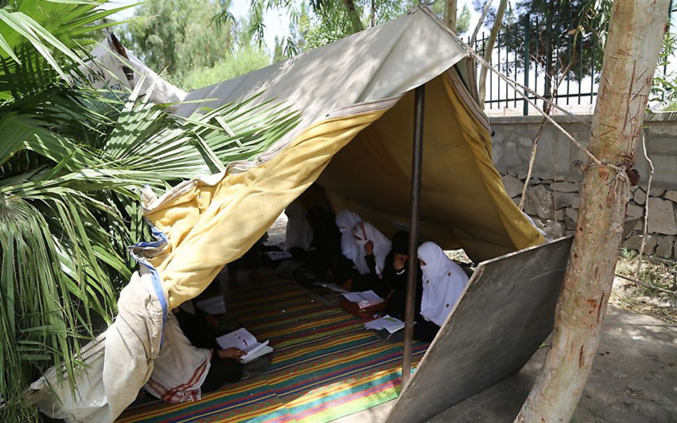 Jalalabad Stadt: Der Unterricht findet in einem Zelt statt.