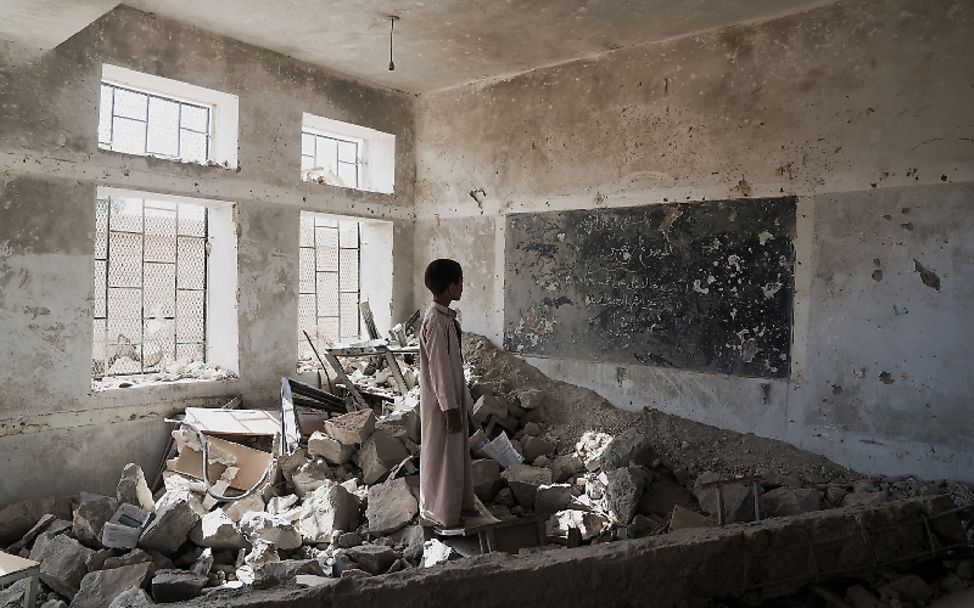 Jemen: Ein Schüler steht in den Ruinen eines Klassenzimmers