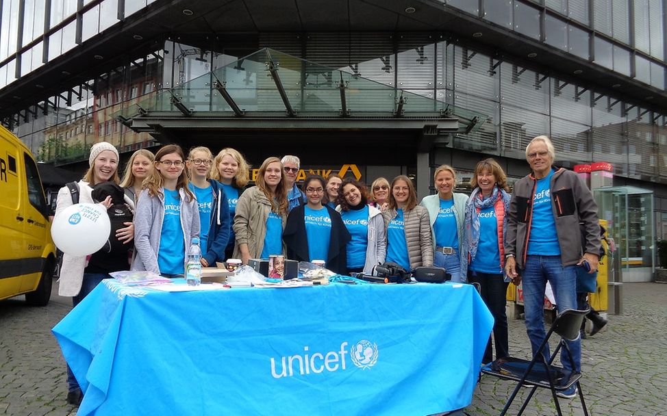 Fleißige Mitarbeiter der UNICEF-AG-Bielefeld am Weltflüchtlingstag