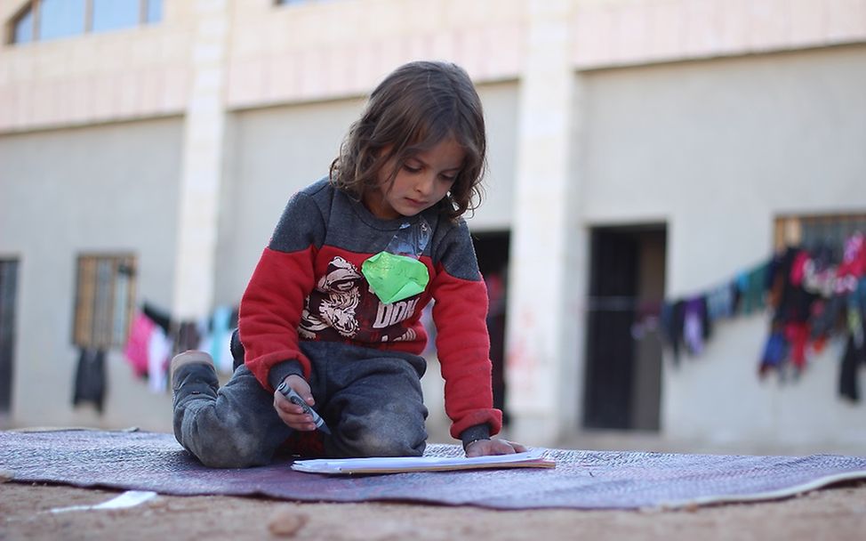 Syrien: malendes Mädchen