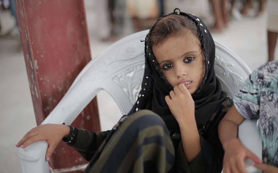Kinder im Jemen: Mädchen wartet auf Nothilfe-Hilfsgüter in Hodeidah