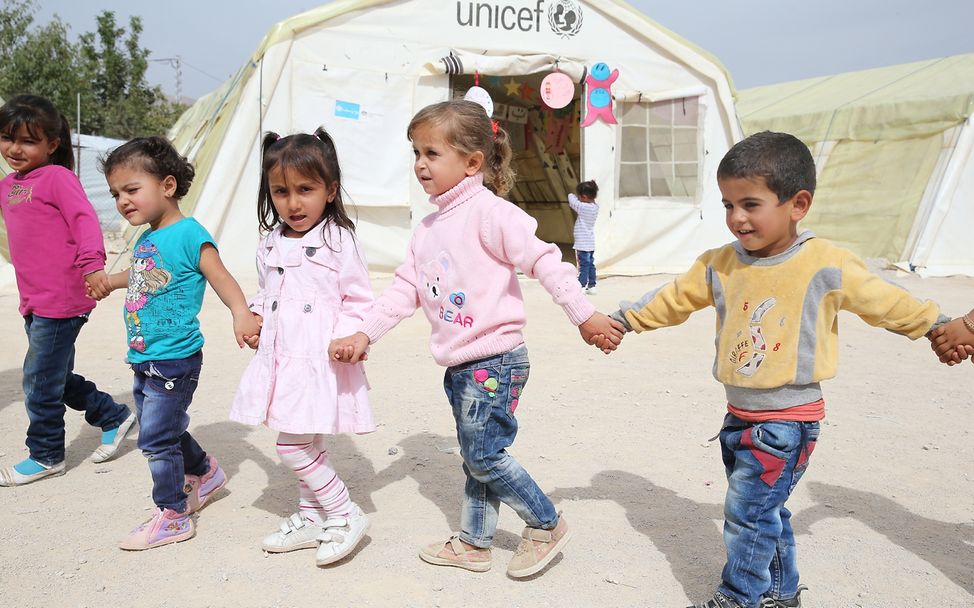 Kinderfreundlicher Ort im Libanon: Kinder spielen vor dem UNICEF-Zelt