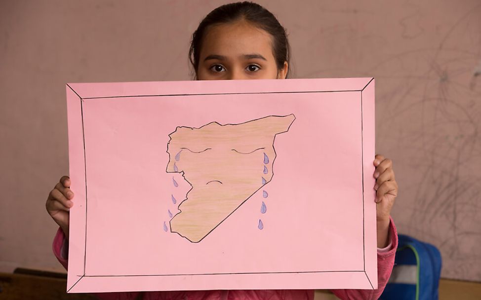 Haneen aus Syrien mit einer Zeichnung ihres weinenden Landes
