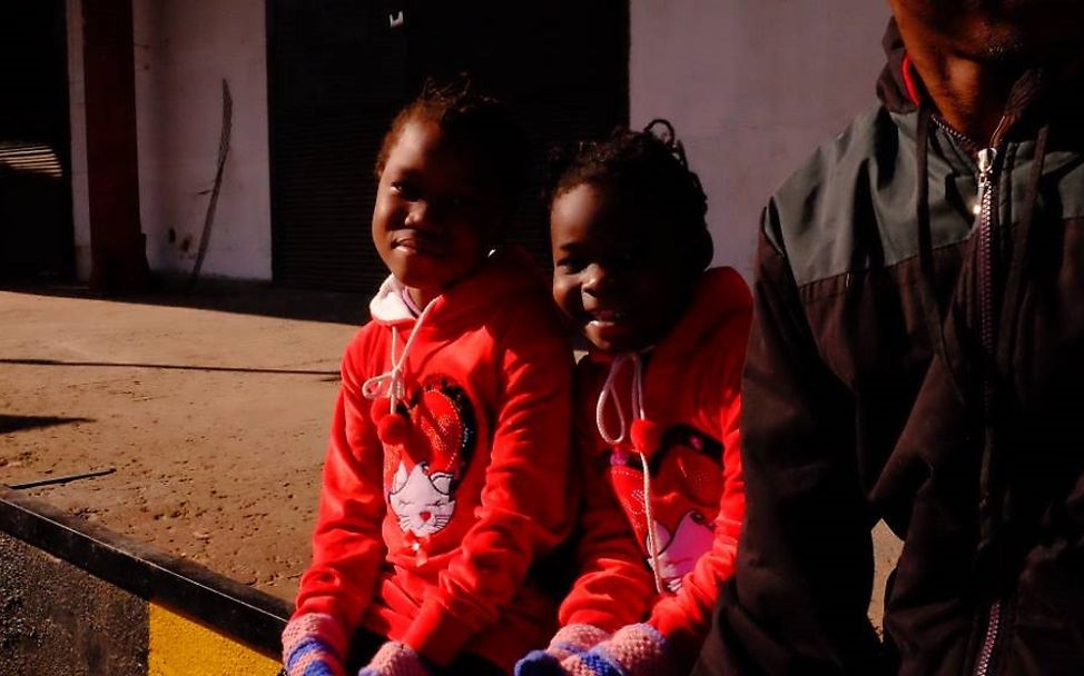 Libyen Flüchtlinge: Sarah und Makene leben im Internierungslager in Libyen