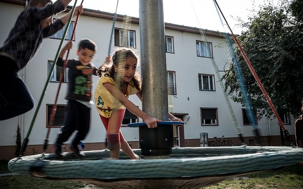 UNICEF zum Masterplan Migration: Drei spielende Kinder auf dem Spielplatz.
