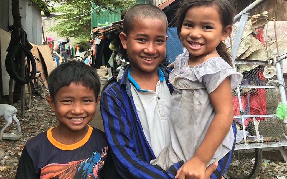Kambodscha Kinderschutz: Diese drei Geschwister freuen sich, dass sie zur Schule gehen können. 