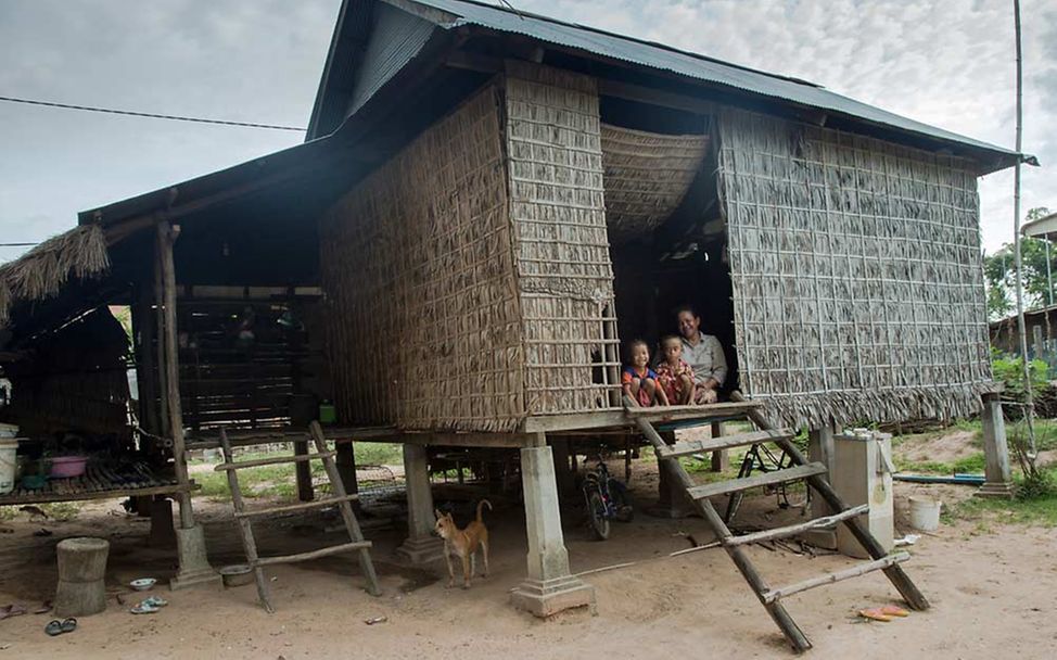 Kambodscha Kinderschutz: Ein einfaches Stelzenhaus in Kambodscha, in dem mehrere Generationen leben. 