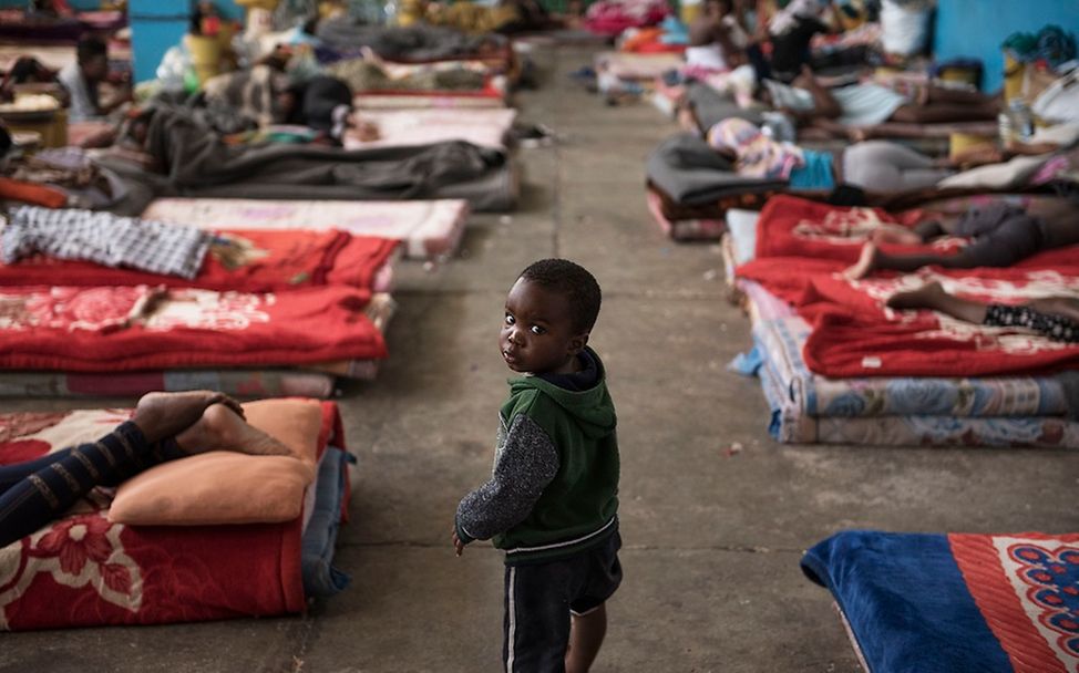 Libyen: Kind zwischen Matratzen im Flüchtlingslager