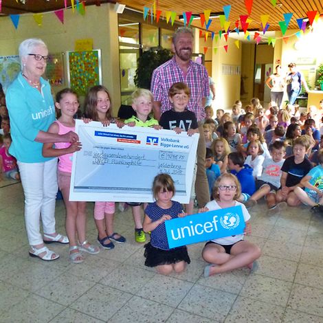 Scheckübergabe der Katholischen Grundschule Winterberg an UNICEF