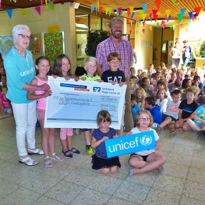Scheckübergabe der Katholischen Grundschule Winterberg an UNICEF