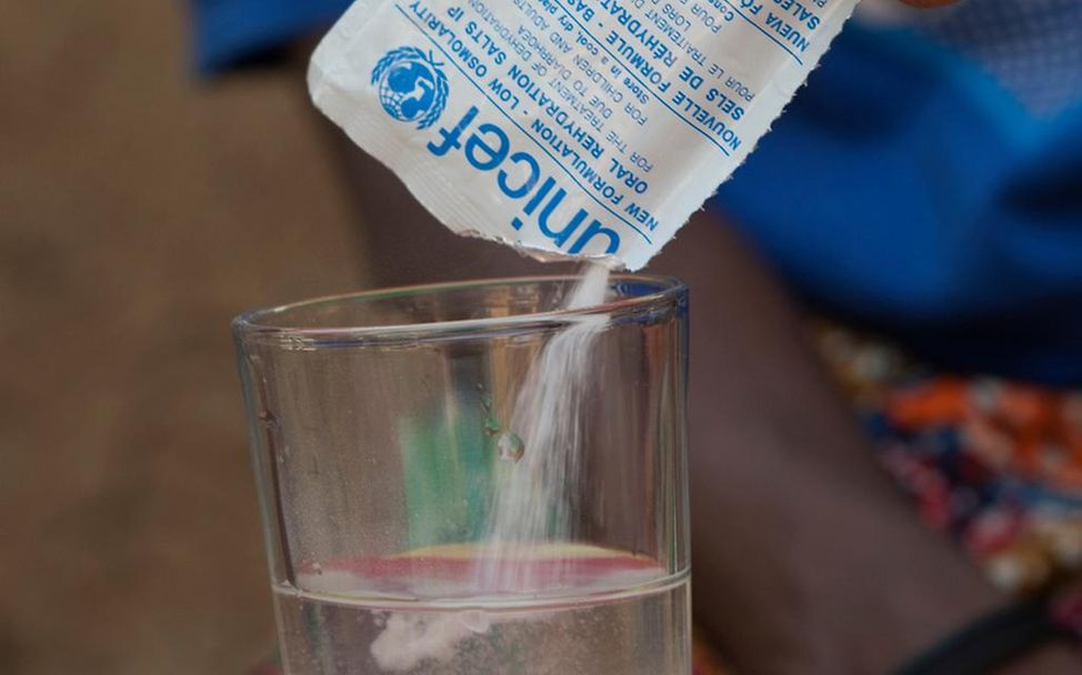 Cholera im Chad: Die Zucker-Salz-Mischung hilft bei der Behandlung gegen Cholera.