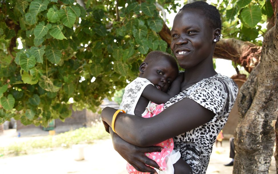 Cholera im Südsudan: Sarah hält ihre wieder gesunde Tochter Josephine im Arm