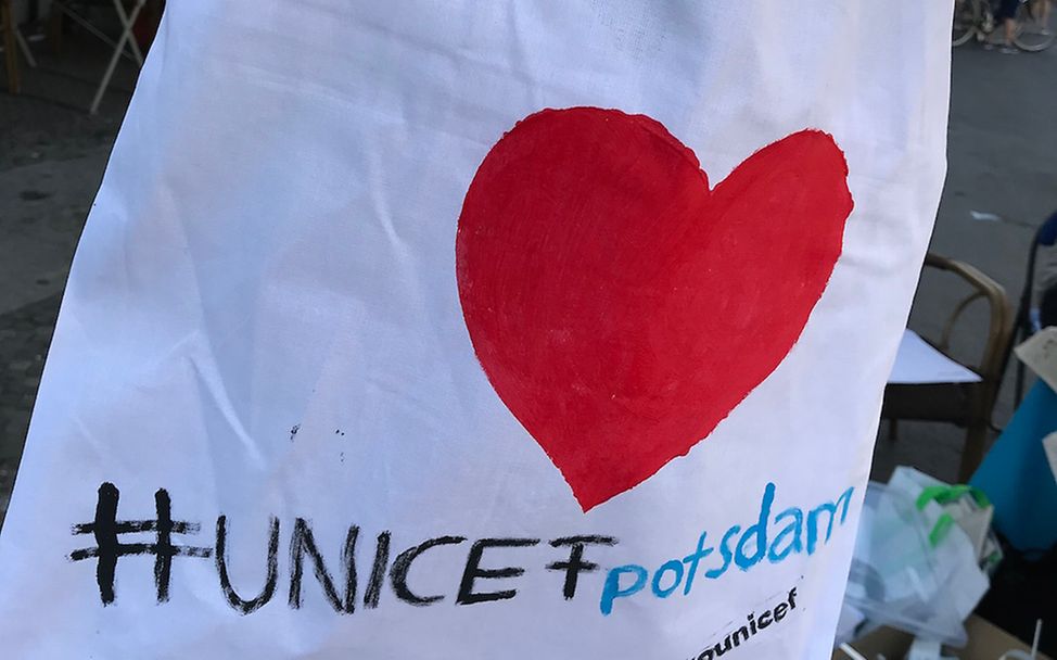 Beutel mit #UNICEFpotsdam Design | © UNICEF Potsdam/Schrödelsecker
