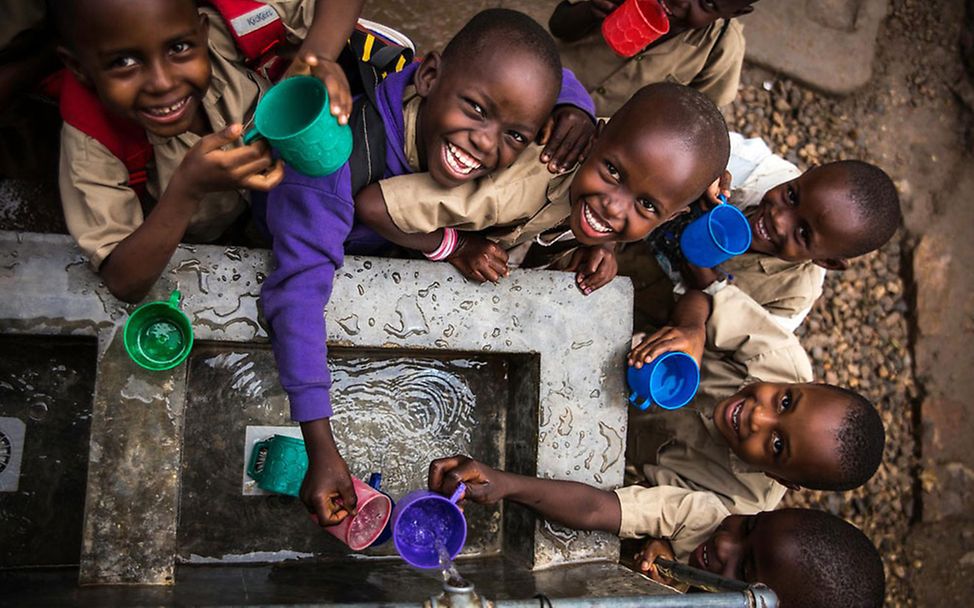 Burundi: Kinder freuen sich über die Wasserstelle.