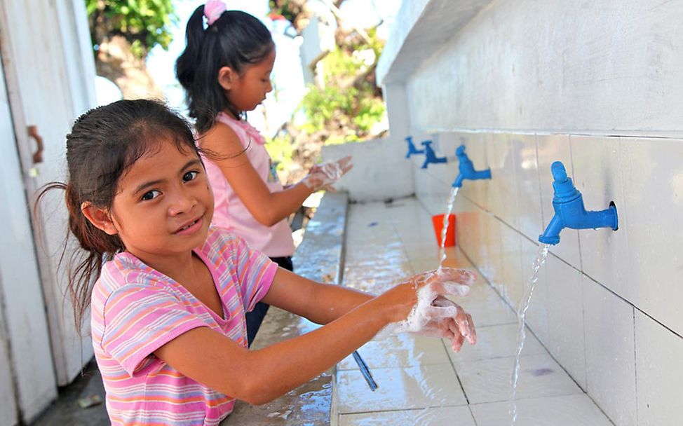 Philippinen: Mädchen waschen sich die Hände.