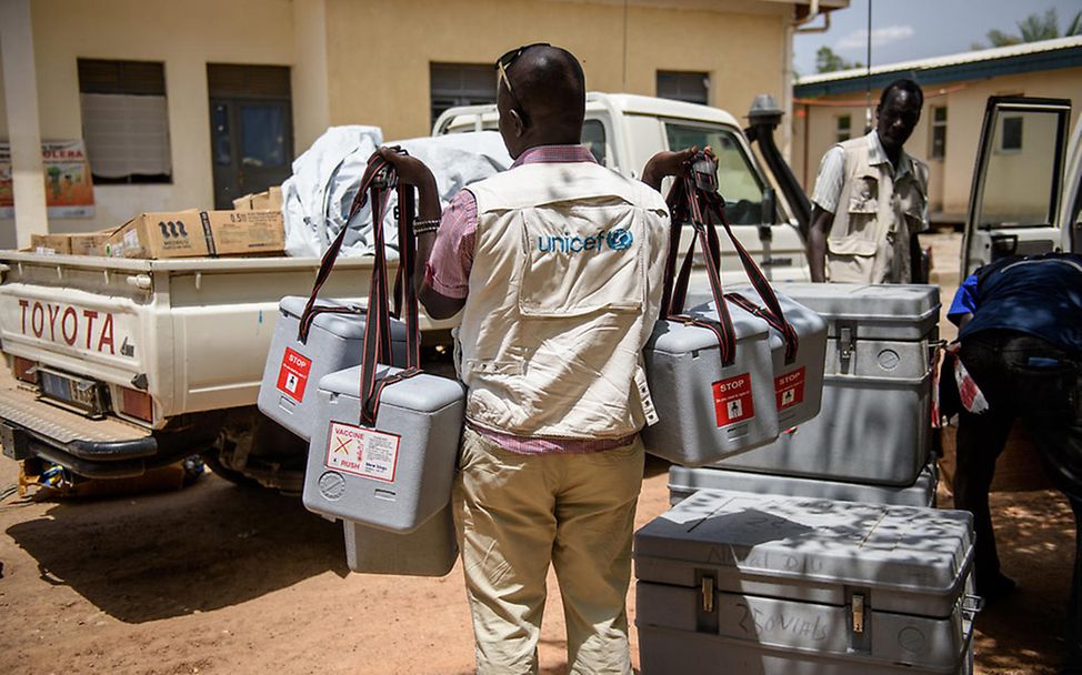 Südsudan: UNICEF-Helfer trägt Kühlboxen