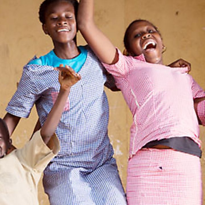 Kids Takeover UNICEF: Schüler aus Guniea springen in die Luft vor Freude über den Schulbeginn
