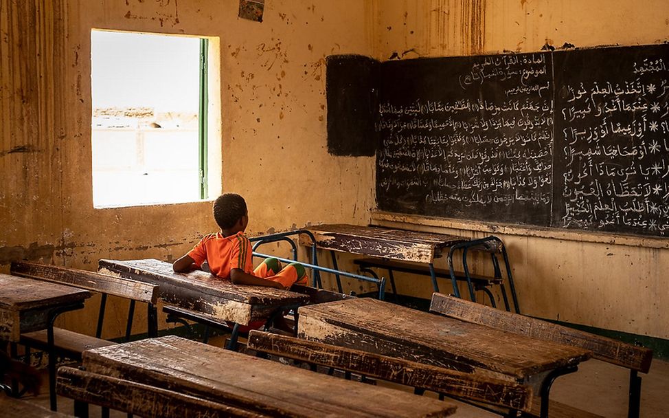 Ein Junge in einer von UNICEF unterstützten Schule in Agadez.
