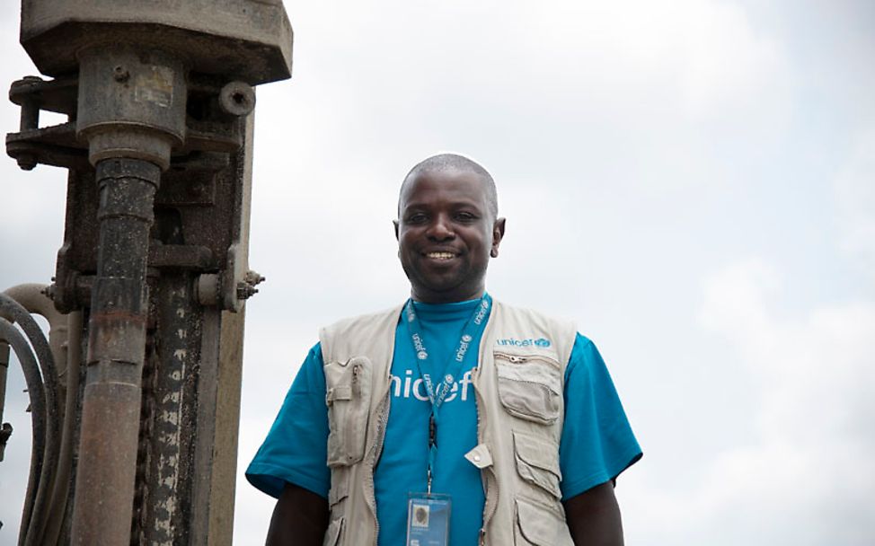 Südsudan: UNICEF-Helfer Josaphat an einem Bohrloch