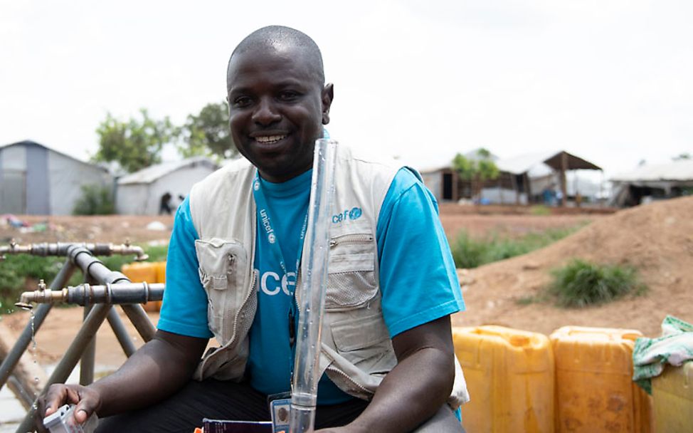 Südsudan: WASH-Spezialist Josaphat prüft Wasser-Qualität