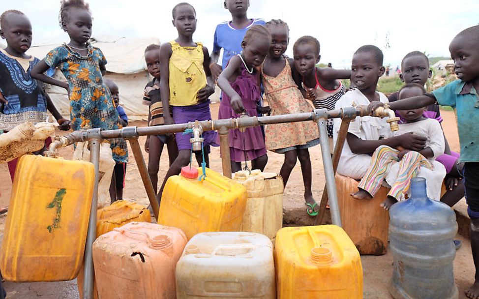 Wasser im Südsudan: Kinder an einem Brunnen