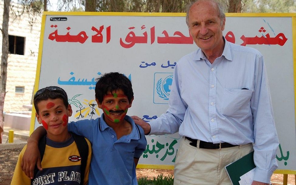Reinhard Schlagintweit neben zwei Jungs in einem psychosoyzialen Hilfsprogramm im Westjordanland.