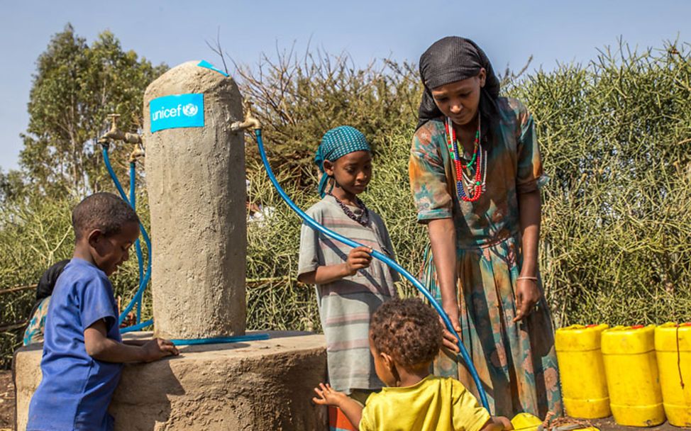 Wassermangel in Äthiopien: Eine Frau und ihre Kinder holen am Brunnen Wasser.