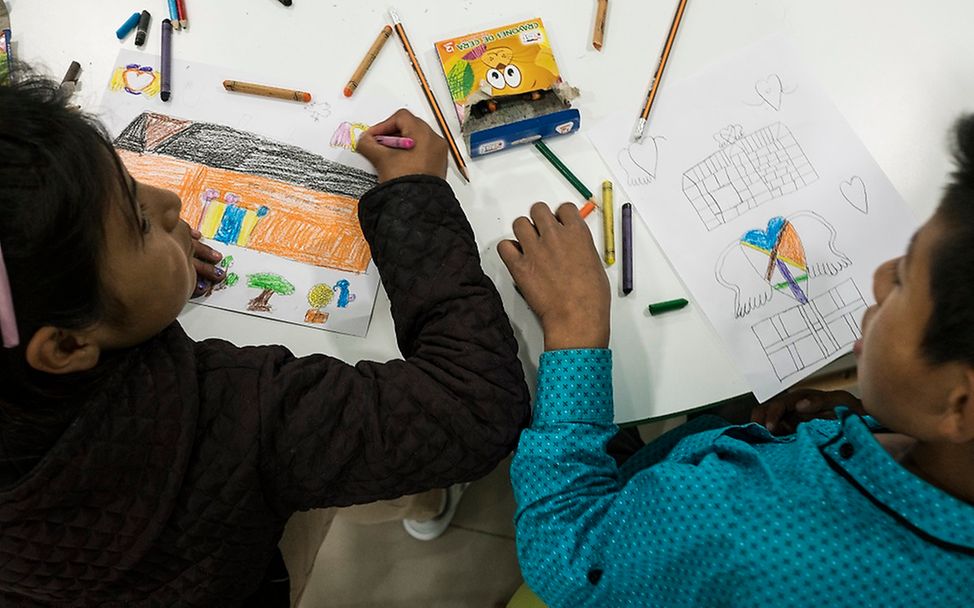 Der Traum von einem sicheren Zuhause: zwei unbegleitete Flüchtlingskinder malen