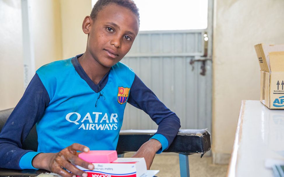 Äthiopienhilfe: Ein Junge bekommt in einem Gesundheitszentrum ein Stück Seife. 