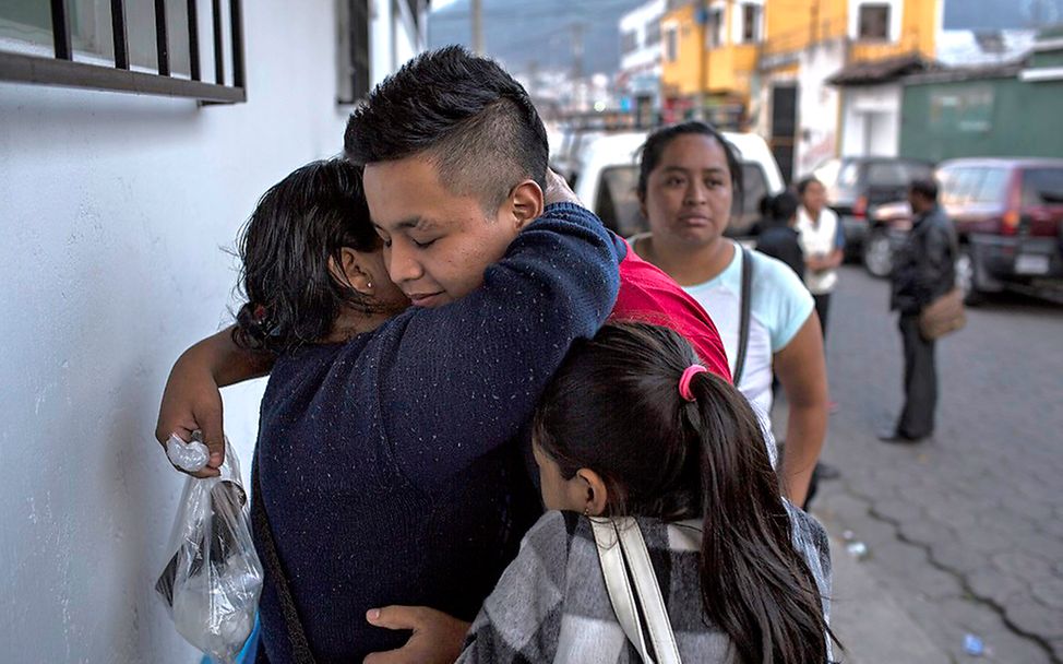 Wiedervereinigung: Eine Mutter umarmt ihren Sohn Eliasa