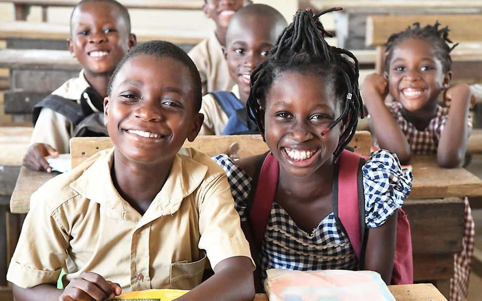 Abidjan: Schulkinder lächeln