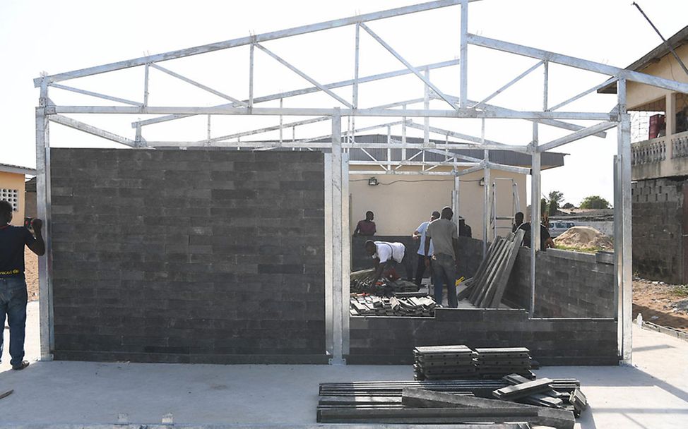 Elfenbeinküste: Konstruktion eines Schulgebäudes