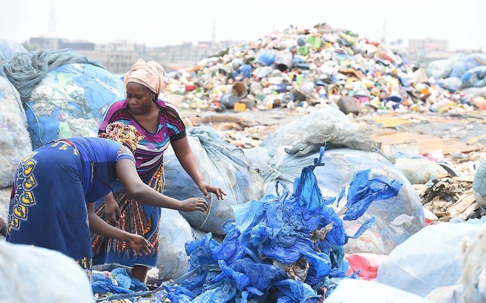 Elfenbeinküste: Frauen sammeln und verwerten den Plastikmüll auf einer Mülldeponie.
